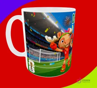 Taza sublimada con la mascota alce celebrando frente a una portería de fútbol y el trofeo FIFA 2026