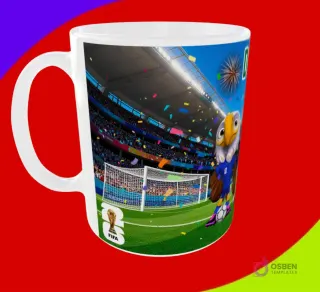 Diseño de taza con la mascota águila celebrando frente a una portería de fútbol y el trofeo FIFA 2026