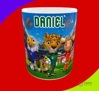 Mug sublimado con las tres mascotas (águila, jaguar, alce) con balones en estadio y el nombre Daniel