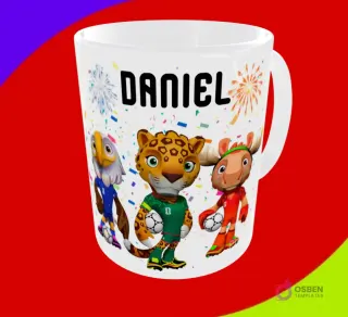 Mug sublimado con las tres mascotas (águila, jaguar, alce) con balones en estadio y el nombre Daniel