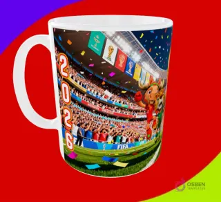 Taza sublimada con la mascota alce celebrando en un estadio con el año 2026 y trofeos históricos