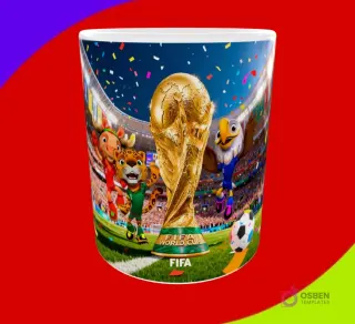 Diseño de taza con las tres mascotas del Mundial 2026 y el trofeo FIFA en el centro del campo de fútbol
