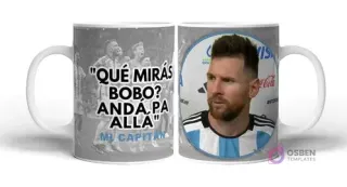 Taza blanca sublimada con frase "Qué Mirás Bobo" y retrato ovalado de Lionel Messi con camiseta de Argentina, con fondo difuminado de celebración del equipo de fútbol.