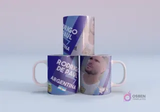 Plantilla sublimación taza Cristian Romero Argentina 13 Mundial Qatar 2022, con mockup de tres tazas apiladas con diseño en tonos azules y blancos