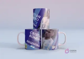 Plantilla sublimación taza Lionel Scaloni DT Argentina Mundial Qatar 2022, con mockup de tres tazas apiladas con diseño en tonos azules y blancos
