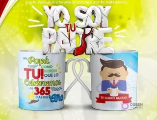 Mockup de dos tazas blancas unidas por el asa con diseños coloridos. La taza izquierda dice 'Un Papá como TÚ merece que lo Celebremos los 365 DÍAS del año' y la derecha muestra una caricatura de un hombre con bigote bebiendo café con el texto 'TE QUIERO MUCHO!'. El fondo general es verde y amarillo con el texto 3D 'YO SOY TU PADRE' y una corbata roja.
