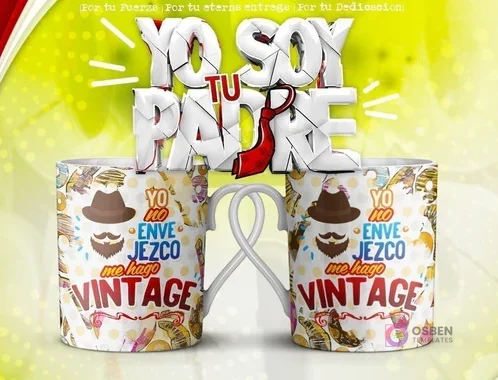 Mockup de dos tazas blancas unidas por el asa con un diseño de fondo beige y marrón, con ilustraciones de sombreros, bigotes y barbas. Ambas tazas muestran el texto 'YO NO ENVEJEZCO me hago VINTAGE'. El fondo general es verde y amarillo con el texto 3D 'YO SOY TU PADRE' y una corbata roja.