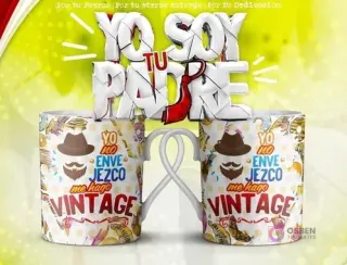 Mockup de dos tazas blancas unidas por el asa con un diseño de fondo beige y marrón, con ilustraciones de sombreros, bigotes y barbas. Ambas tazas muestran el texto 'YO NO ENVEJEZCO me hago VINTAGE'. El fondo general es verde y amarillo con el texto 3D 'YO SOY TU PADRE' y una corbata roja.