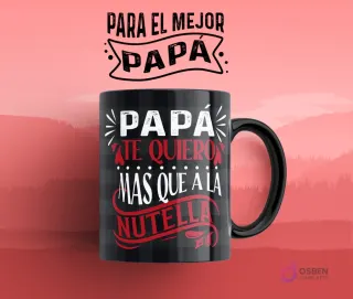 Taza de sublimación con diseño 'Papá, te quiero más que a la Nutella' en blanco y rojo sobre un fondo negro a cuadros, perfecta para el Día del Padre.