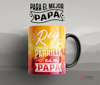 Taza de sublimación con diseño 'El Rey de la Parrilla es mi Papá' en blanco y rojo, con una corona, sobre un vibrante fondo degradado naranja y amarillo.