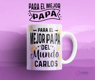 Taza de sublimación con asa blanca y diseño personalizable 'PARA EL MEJOR PAPA DEL MUNDO CARLOS' con coronas en amarillo y naranja sobre fondo blanco.