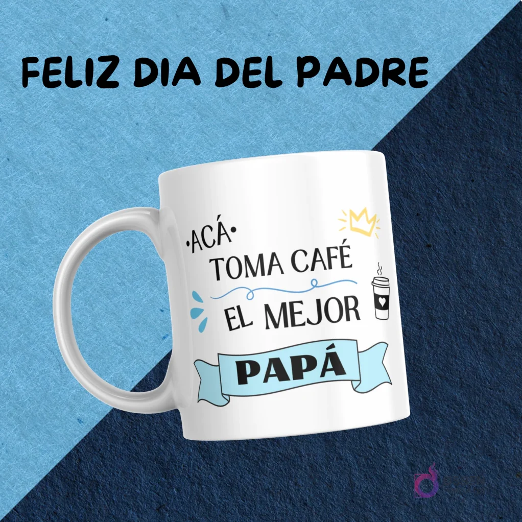 Taza blanca con diseño de sublimación 'Acá toma café el mejor Papá' con corona y taza de café, sobre fondo azul degradado.