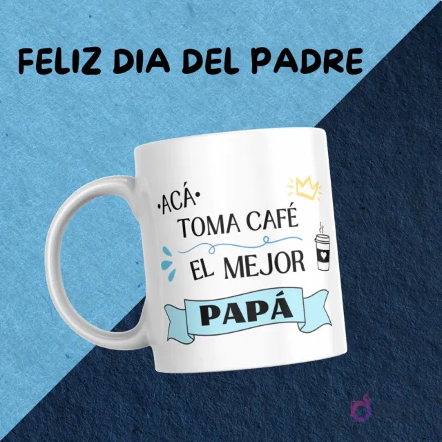 Taza blanca con diseño de sublimación 'Acá toma café el mejor Papá' con corona y taza de café, sobre fondo azul degradado.