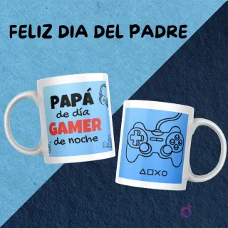 Diseños de sublimación para tazas 'Papá de día Gamer de noche' con iconos de auriculares y la otra con un mando de PlayStation con símbolos geométricos.