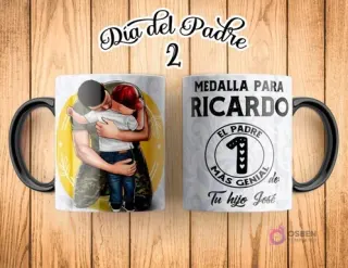 Taza de sublimación Día del Padre con ilustración de un padre militar abrazando a su hijo, fondo amarillo circular, y "Día del Padre 2". El reverso tiene una medalla que dice "MEDALLA PARA RICARDO EL PADRE MÁS GENIAL de Tu hijo José".