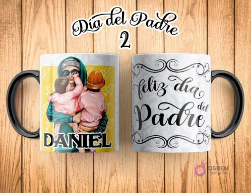 Taza de sublimación Día del Padre con ilustración de padre e hijo, el padre usa lentes de sol y gorra, con el nombre "DANIEL" debajo, y "Día del Padre 2". El reverso dice "FELIZ DÍA DEL PADRE" con adornos caligráficos.