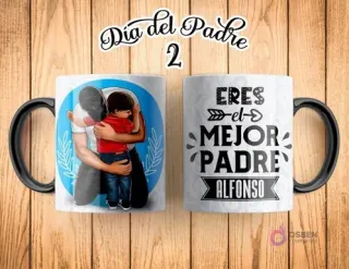 Taza de sublimación Día del Padre con ilustración de padre abrazando a su hijo, con el fondo de un mapa, y "Día del Padre 2". El reverso tiene un diseño con flechas y texto "ERES EL MEJOR PADRE ALFONSO".