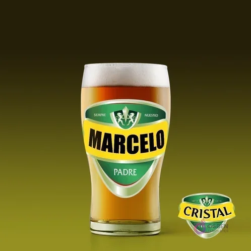Shopero de cerveza con diseño personalizado 'Marcelo Padre' estilo Cerveza Cristal, sobre fondo verde oscuro.