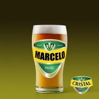 Shopero de cerveza con diseño personalizado 'Marcelo Padre' estilo Cerveza Cristal, sobre fondo verde oscuro.
