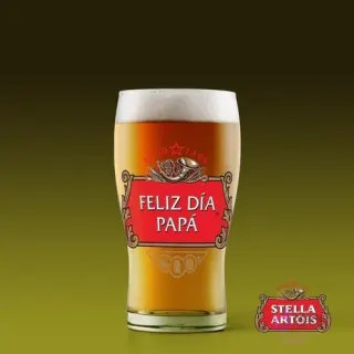 Shopero de cerveza con etiqueta personalizada 'Feliz Día Papá' al estilo Stella Artois, sobre fondo verde oscuro.
