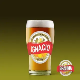 Shopero de cerveza con diseño personalizado 'Ignacio Padre' al estilo Cerveza Brahma, sobre fondo verde oscuro.