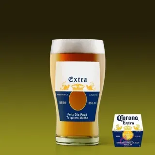 Vaso de cerveza tipo shopero con etiqueta 'Extra Feliz Día Papá Te quiero Mucho' y diseño minimalista estilo Corona Extra, fondo verde oscuro.