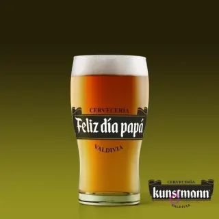 Shopero de cerveza con etiqueta personalizada 'Feliz día papá' al estilo Cervecería Kunstmann, sobre fondo verde oscuro.