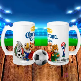 Par de tarros cerveceros blancos sublimados con diseños de cerveza Corona Extra y las mascotas del Mundial 2026, con fondo de estadio de fútbol iluminado y cancha verde