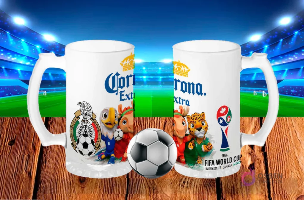 Par de tarros cerveceros blancos sublimados con diseños de cerveza Corona Extra y las mascotas del Mundial 2026, con fondo de estadio de fútbol iluminado y cancha verde