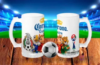 Par de tarros cerveceros blancos sublimados con diseños de cerveza Corona Extra y las mascotas del Mundial 2026, con fondo de estadio de fútbol iluminado y cancha verde