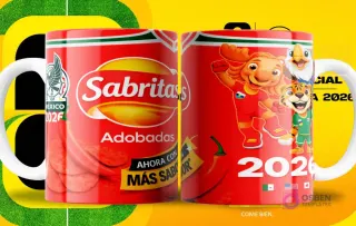 Par de tazas blancas sublimadas con diseños de Sabritas Adobadas y las mascotas del Mundial 2026, con un fondo amarillo que simula un campo de fútbol y una pelota en primer plano