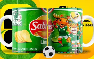Par de tazas blancas sublimadas con diseños de Sabritas Limón y las mascotas del Mundial 2026, con un fondo amarillo que simula un campo de fútbol y una pelota en primer plano