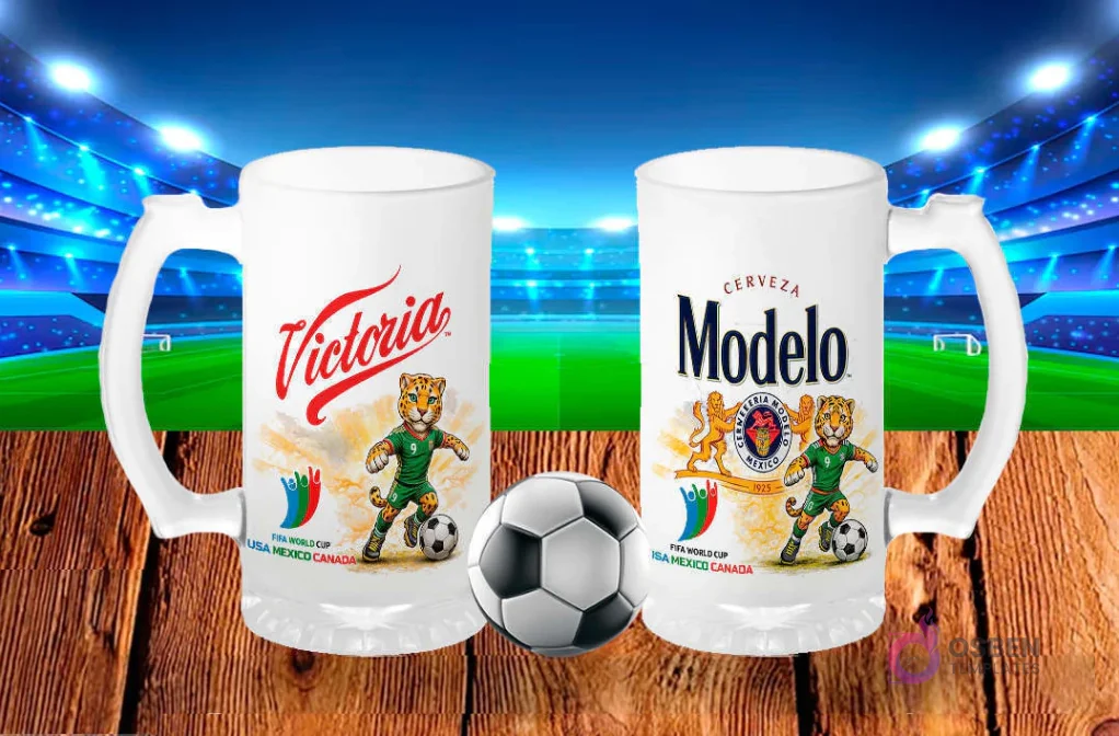 Dos tarros cerveceros blancos sublimados con diseños de cerveza Victoria y Cerveza Modelo Especial, ambos con el jaguar mascota del Mundial 2026, sobre fondo de estadio