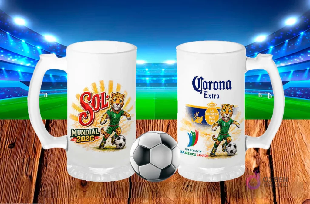 Dos tarros cerveceros blancos sublimados con diseños de cerveza Sol Mundial 2026 y Corona Extra, ambos con el jaguar mascota del Mundial 2026, sobre un fondo de estadio de fútbol
