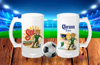 Dos tarros cerveceros blancos sublimados con diseños de cerveza Sol Mundial 2026 y Corona Extra, ambos con el jaguar mascota del Mundial 2026, sobre un fondo de estadio de fútbol