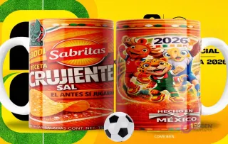 Par de tazas blancas sublimadas con diseños de Sabritas Crujiente Sal y las mascotas del Mundial 2026, con un fondo amarillo que simula un campo de fútbol