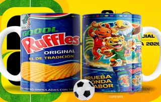 Par de tazas blancas sublimadas con diseños de Ruffles Original 'El de Tradición' y las mascotas del Mundial 2026, con un fondo amarillo que simula un campo de fútbol