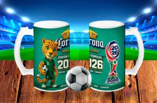 Dos tarros cerveceros blancos sublimados con diseños de cerveza Corona Extra Edición Especial 2026, presentando el jaguar mascota y el logo FIFA World Cup, sobre fondo de estadio