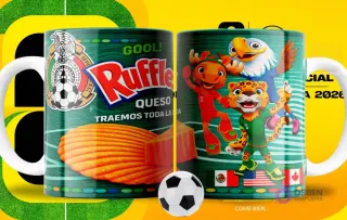Par de tazas blancas sublimadas con diseños de Ruffles Queso 'Traemos toda la papa' y las mascotas del Mundial 2026, con un fondo amarillo que simula un campo de fútbol