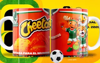 Par de tazas blancas sublimadas con diseños de Cheetos 'Torciditos' y las mascotas del Mundial 2026, con un fondo amarillo que simula un campo de fútbol