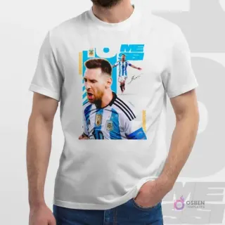 Modelo masculino vistiendo polera blanca con plantilla de sublimación de Lionel Messi celebrando con la camiseta de Argentina 2022 y escudo AFA. Diseño azul vibrante.