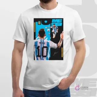 Hombre con polera blanca sublimada, diseño de Messi con camiseta de Argentina 2022 (espalda #10) y pose de salto. Panel negro y detalles en azul.