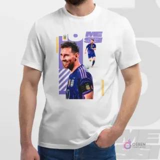 Hombre con polera blanca luciendo diseño de sublimación de Messi sonriendo con la camiseta púrpura de Argentina 2022. Fondo vibrante con tonos violetas.
