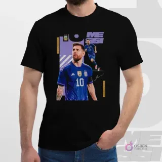 Modelo vistiendo polera negra con plantilla de sublimación de Messi en camiseta púrpura de Argentina 2022. Pose frontal y corriendo, panel oscuro.