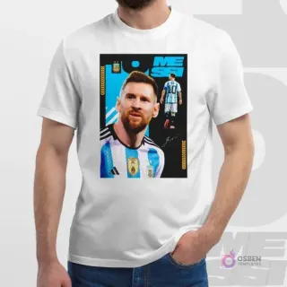 Hombre con polera blanca con diseño de sublimación de Lionel Messi sonriendo con la camiseta de Argentina 2022. Detalle de espalda, panel negro con azul.