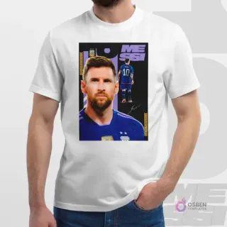 Modelo masculino luciendo polera blanca con plantilla de sublimación de Messi con la camiseta púrpura de Argentina 2022. Pose seria, detalle de espalda, panel negro.