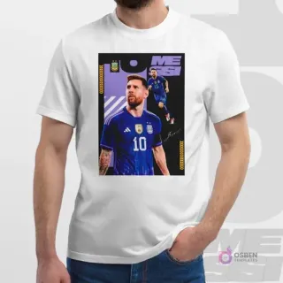 Hombre con polera blanca con plantilla de sublimación de Lionel Messi en camiseta púrpura de Argentina 2022. Pose frontal seria y acción corriendo, panel negro.