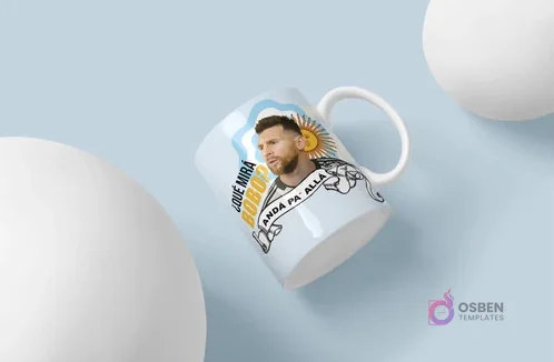 Mockup de taza blanca para sublimación con diseño de Lionel Messi y la frase '¿Qué Mirás Bobo? Andá Pa' Allá'. El diseño incluye detalles de la bandera argentina y el sol, sobre un fondo azul claro con dos esferas blancas. La taza está flotando en un ángulo dinámico.