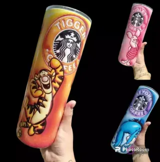 Varias plantillas de tumblers con diseño 3D inflado de personajes de Winnie Pooh (Tigger, Piglet, Eeyore) con parodias del logo de Starbucks Coffee.