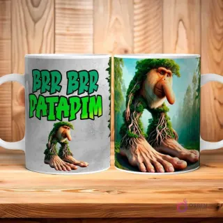 Taza blanca con diseño 'Brr Brr Patadim', una criatura boscosa de nariz grande y pies de raíces, con fondos de textura grunge y bosque frondoso.